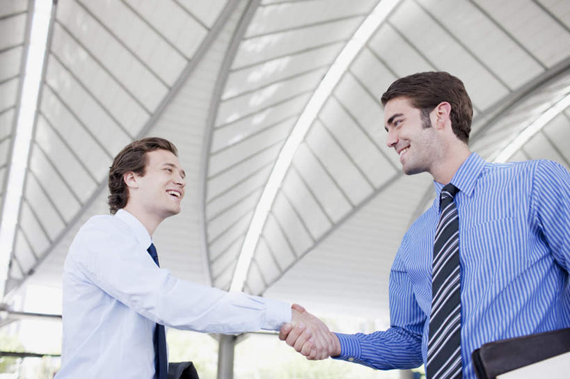西方人,两个人,同事,商务人士,商务男性,机场,站,握手,笑,微笑,露齿笑,横图,室内,白天,仰视,衬衫,成功,合作,团队,集体,信心,飞机场,欧洲,欧洲人,套装,包,公文包,注视,队伍,观察,看,站着,公事包,观看,察看,领导,成就,关注,商务装,合伙,领袖,工薪阶层,男人,男性,年轻男性,白种人,白领,上班族,航空站,空港,搀手,拉手,手拉手,手握手,站立,半身,彩图,低角度拍摄,衬衣