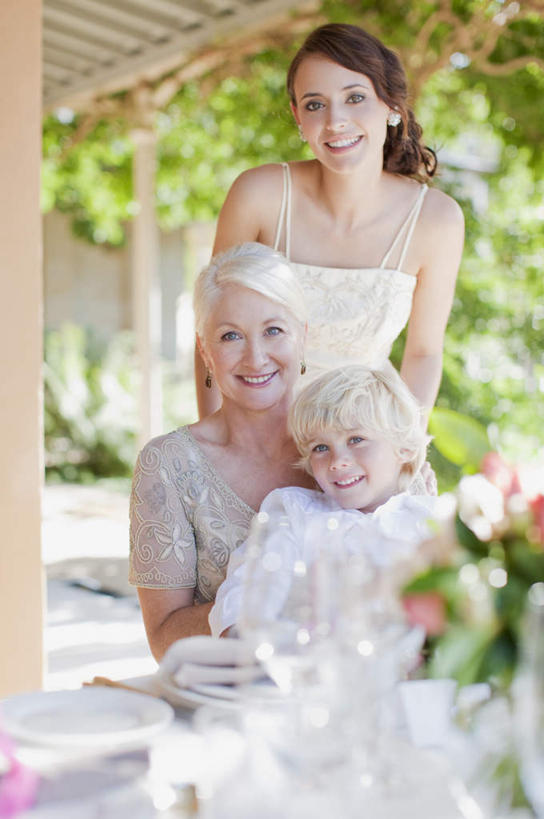 西方人,儿童,老年人,三个人,母亲,女儿,祖母,三代同堂,站,坐,抱,笑,微笑,露齿笑,竖图,室外,白天,正面,裙子,纯洁,植物,餐桌,桌子,欧洲,欧洲人,连衣裙,朦胧,模糊,盛开,捧花,手捧花,花蕾,注视,祖孙三代,花,花瓣,花朵,鲜花,树,树木,小孩,绿色,自然,花束,花苞,花蕊,观察,看,站着,温暖,温馨,母女,可爱,母爱,童年,童趣,生长,奶奶,成长,餐台,抱着,观看,祖孙,吊带裙,和睦,察看,搂着,关注,童真,烂漫,无邪,外婆,外孙女,外祖母,婚礼捧花,天真,老年女性,年轻女性,女孩,女人,女性,白种人,孩子,年轻人,全家福,孙女,搂,搂抱,站立,坐着,半身,彩图,融洽,女生,多代同堂,妈妈