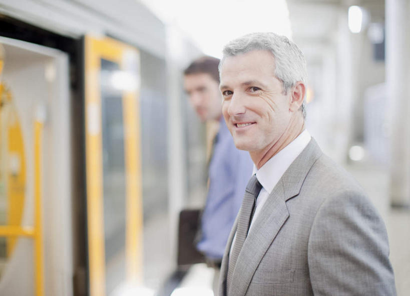 西方人,两个人,同事,商务人士,商务男性,站,笑,微笑,露齿笑,横图,室内,白天,侧面,衬衫,成功,合作,团队,集体,信心,地铁,车站,欧洲,欧洲人,套装,朦胧,模糊,包,公文包,站台,轨道交通,扭头,注视,队伍,月台,观察,看,站着,转头,公事包,观看,察看,领导,成就,关注,商务装,合伙,领袖,工薪阶层,男人,男性,年轻男性,中年男性,白种人,白领,上班族,站立,半身,彩图,衬衣,地铁机动车,地下铁,轻轨