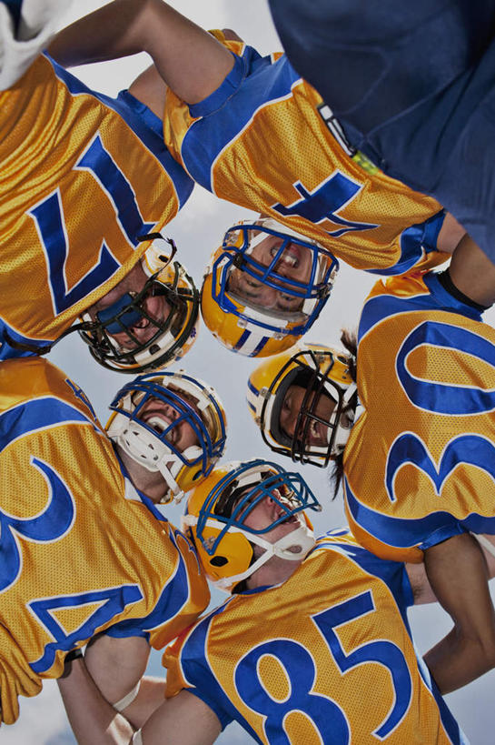 东方人,西方人,伙伴,朋友,运动员,站,抱,竖图,室外,白天,仰视,运动服,友谊,合作,团队,帽子,欧洲,欧洲人,亚洲,五个人,弯腰,服装,标志,头盔,文字,字符,字母,许多人,注视,黄种人,鼓励,标识,衣服,蓝色,蓝天,天空,安全帽,天,观察,加油,看,站着,一群人,战略,打气,服饰,晴朗,抱着,观看,察看,搂着,衣着,穿着,关注,鼓舞,阿拉伯文,万里无云,弯身,联合,合谋,衣饰,阿拉伯语,阿拉伯字母,配合,协作,男人,男性,年轻男性,白种人,亚洲人,晴空,晴空万里,体育运动员,运动选手,搂,搂抱,站立,半身,彩图,低角度拍摄,运动装