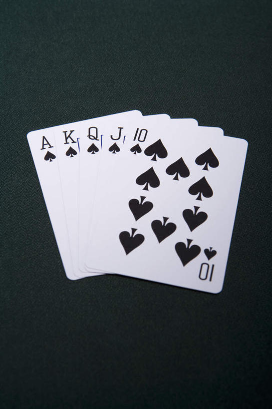 无人,竖图,俯视,室内,特写,白天,游戏,赌博,贪欲,竞争,静物,扑克牌,纸牌,玩具,扑克,一排,绿色背景,阴影,整齐,反射,影子,玩,娱乐,刺激,排列,休闲,摄影,影棚,活动,队列,发泄,消遣,智力,赌具,投机,侥幸,欲望,宣泄,五张,玩耍,嬉戏,彩图,高角度拍摄,影棚拍摄,拍摄,胜负,输赢