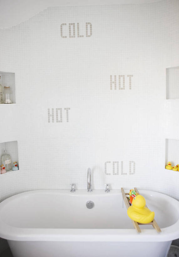 无人,家,竖图,室内,白天,正面,游戏,别墅,家具,卫生间,洗手间,浴室,装修,建筑,玩具,欧式,装饰,鸭子,房屋,墙,屋子,公寓,豪华,玩,娱乐,建设,现代,装潢,洋房,楼房,墙壁,墙面,住宅,一只,黄色,室内装潢,浴缸,休闲,橡胶,益智,活动,样板房,明亮,舒适,家居装潢,发泄,消遣,智力,房屋设计,地中海风格,古典风格,简约风格,卫浴设备,室内设计,橡胶制品,宽敞,样板房装潢,宣泄,橡胶小鸭,橡皮小鸭,水管装置,设计,厕所,淋浴房,玩耍,嬉戏,彩图,冲凉房,房子,沐浴间,沐浴室