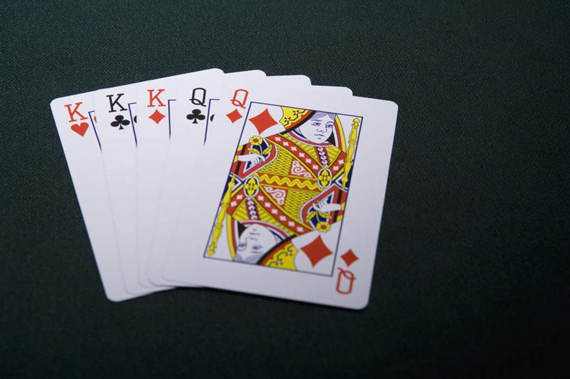 无人,横图,俯视,室内,特写,白天,游戏,赌博,贪欲,竞争,静物,扑克牌,纸牌,玩具,扑克,一排,绿色背景,阴影,整齐,反射,影子,玩,娱乐,刺激,排列,休闲,摄影,影棚,活动,队列,发泄,消遣,智力,赌具,投机,侥幸,欲望,宣泄,五张,玩耍,嬉戏,彩图,高角度拍摄,影棚拍摄,拍摄,胜负,输赢