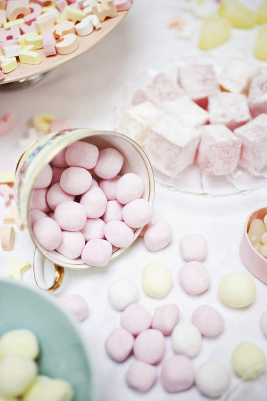 无人,竖图,室内,特写,白天,白色背景,正面,一堆,许多,堆叠,堆积,陶瓷,食品,糖,糖果,甜点,甜品,陶瓷制品,食物,容器,碗,甜食,巧克力,摄影,影棚,储藏,堆,储存,巧克力糖,彩图,影棚拍摄,拍摄,贮存