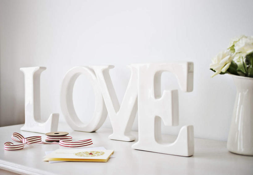 无人,横图,室内,白天,正面,桌子,花瓶,情人节,节日,庆祝,盛开,木制,英文,标志,文字,字符,陶瓷,字母,墙,贺卡,陶瓷制品,祝福,花蕾,茶几,文化,标识,墙壁,墙面,花,花瓣,花朵,鲜花,白色,卡片,木制品,瓶子,花苞,花蕊,庆典,纪念,英文字母,礼仪,祝愿,彩图