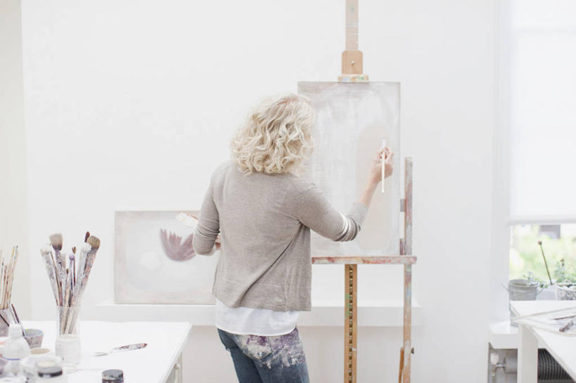 西方人,一个人,画家,站,横图,室内,白天,绘画,集体,桌面,桌子,欧洲,欧洲人,仅一个女性,仅一个人,握,服装,艺术,木制,笔,办公用品,画板,美术用品,利益,拿,拿着,休闲装,画架,文具,背面,衣服,画笔,木制品,学习用品,站着,仅一个中年女性,休闲,团体,休闲服,握着,服饰,奋斗,文具用品,美术,愿望,组织,绘图,工作室,努力,绘画工具,理想,女人,女性,中年女性,白种人,画画,画图,摹绘,站立,半身,彩图,美术工作室