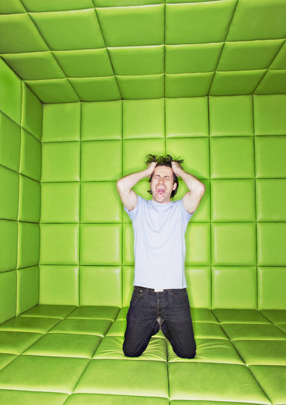 西方人,一个人,跪,闭眼,竖图,室内,白天,正面,欧洲,欧洲人,仅一个男性,仅一个人,仅一个中年男性,服装,新鲜,墙,大喊,休闲装,墙壁,墙面,衣服,绿色,张嘴,休闲,休闲服,抓,监狱,服饰,青春,大叫,监禁,生命,束缚,和平,关押,安详,监牢,牢狱,张大嘴巴,大呼,冷色,监管,禁闭,精神病,神经病,男人,男性,中年男性,白种人,看守,张开嘴,闭眼睛,闭着眼,闭着眼睛,跪着,彩图,全身