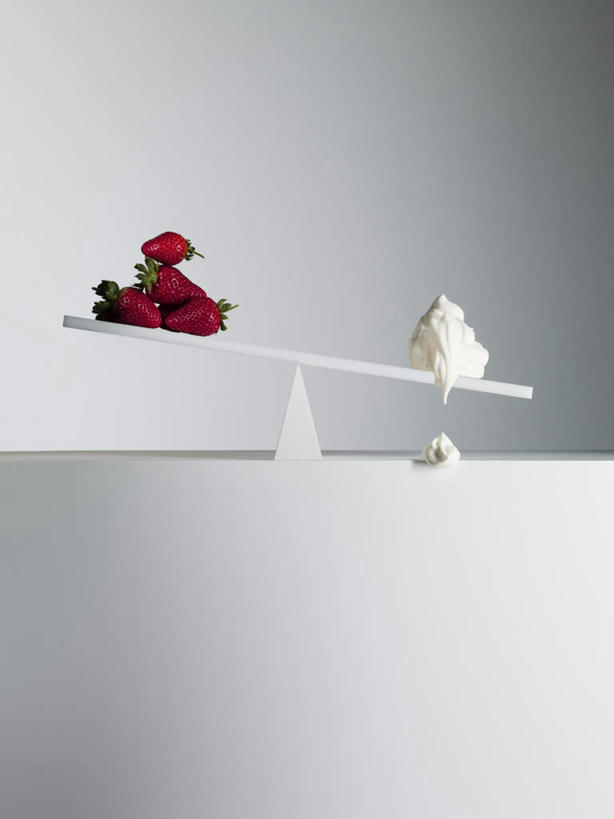 无人,竖图,俯视,室内,特写,白天,游戏,餐桌,桌子,草莓,浆果,水果,玩具,一堆,阴影,堆叠,堆积,灰色背景,新鲜,反射,影子,生食,食品,糖,糖果,甜点,甜品,果实,软糖,玩,娱乐,食物,甜食,休闲,跷跷板,益智,摄影,有机食品,绿色食品,影棚,餐台,活动,堆,发泄,消遣,智力,宣泄,洋莓,水果皇后,红莓,地莓,玩耍,嬉戏,彩图,高角度拍摄,影棚拍摄,拍摄