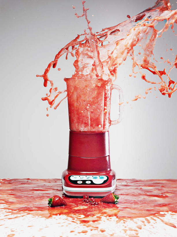 果汁,无人,竖图,俯视,室内,特写,白天,水,餐桌,桌子,杯子,阴影,飞溅,溅,反射,液体,影子,水滴,饮品,凌乱,玻璃制品,水珠,饮料,一个,红色,水杯,摄影,影棚,单个,餐台,混乱,可口,喷洒,搅拌机,纷乱,缭乱,庞杂,适口,玻璃杯,彩图,高角度拍摄,影棚拍摄,拍摄