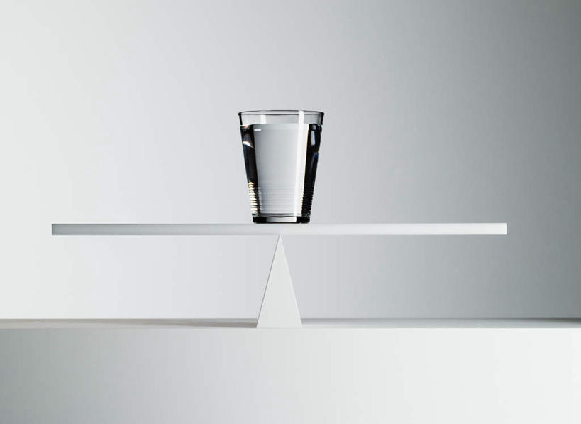 无人,横图,室内,特写,白天,正面,游戏,水,餐桌,桌子,杯子,玩具,阴影,灰色背景,反射,液体,影子,一杯,玩,娱乐,饮用水,玻璃制品,一个,水杯,矿泉水,休闲,跷跷板,益智,摄影,影棚,单个,餐台,活动,发泄,消遣,智力,蒸馏水,宣泄,玻璃杯,玩耍,嬉戏,彩图,影棚拍摄,拍摄