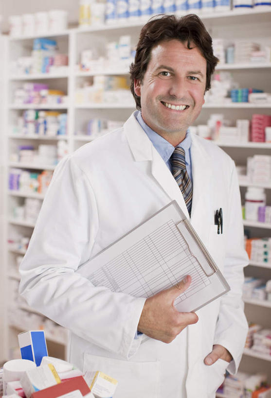 西方人,一个人,药剂师,医院,站,笑,微笑,露齿笑,竖图,室内,白天,正面,工作服,制服,欧洲,欧洲人,仅一个男性,仅一个人,仅一个中年男性,一排,许多,握,阴影,整齐,反射,影子,纸盒,墙,置物架,注视,架子,墙壁,墙面,盒子,排列,白色,包装盒,观察,看,站着,握着,药房,观看,察看,队列,关注,记录板,陈列架,记事板,医疗机构,工作制服,搁架,男人,男性,中年男性,白种人,配药师,站立,半身,彩图,工作套服,病院,诊所