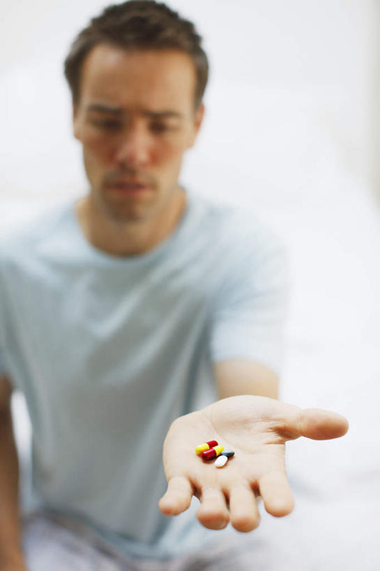 西方人,一个人,坐,捧,竖图,室内,白天,正面,安全,欧洲,欧洲人,仅一个男性,仅一个人,仅一个中年男性,阴影,服装,朦胧,模糊,反射,药剂,影子,防护,注视,休闲装,胶囊,三个,衣服,药品,观察,看,休闲,生病,休闲服,治疗,服饰,观看,保护,药物,察看,医疗,关注,保险,预防,抱病,平安,男人,男性,中年男性,白种人,端,端着,捧着,手捧,坐着,半身,彩图