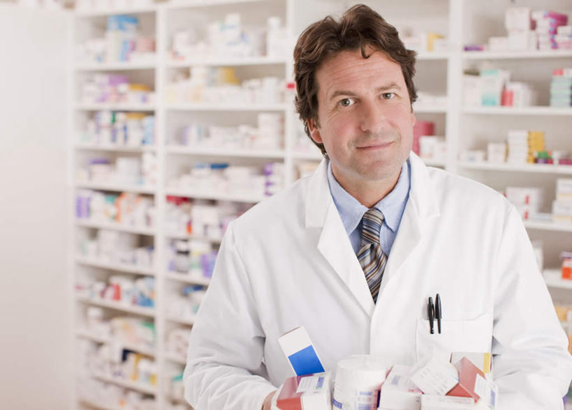 西方人,一个人,药剂师,医院,站,笑,微笑,露齿笑,横图,室内,白天,正面,工作服,制服,欧洲,欧洲人,仅一个男性,仅一个人,仅一个中年男性,一排,许多,握,阴影,整齐,反射,影子,纸盒,墙,置物架,注视,架子,墙壁,墙面,盒子,排列,白色,包装盒,观察,看,站着,握着,药房,观看,察看,队列,关注,陈列架,医疗机构,工作制服,搁架,男人,男性,中年男性,白种人,配药师,站立,半身,彩图,工作套服,病院,诊所