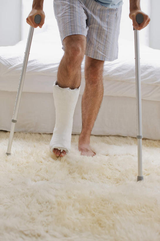 西方人,一个人,病人,竖图,室内,白天,正面,床,地毯,卧室,石膏,欧洲,欧洲人,仅一个男性,仅一个人,仅一个中年男性,撑,握,装饰,编织,工具,手工艺品,双人床,床单,织物,被子,工艺品,器械,握着,拐杖,华丽,修饰,点缀,撑着,被单,病患,医疗器械,衬托,美观,雅致,雅观,辅助设备,前臂拐,男人,男性,中年男性,白种人,患者,就医者,创可贴,熟石膏,半身,彩图,睡房,卧房,护创胶布