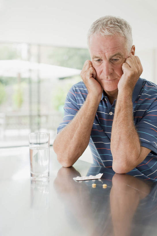 西方人,一个人,坐,竖图,室内,白天,正面,失败,桌面,桌子,欧洲,欧洲人,仅一个男性,仅一个人,撑,阴影,服装,沮丧,朦胧,模糊,反射,木制,影子,托腮,注视,休闲装,衣服,木制品,观察,看,托,仅一个老年男性,休闲,难受,休闲服,无奈,服饰,观看,失望,悲伤,察看,医疗设备,疾病,伤心,难过,关注,托下巴,失落,医疗器械,颓废,挫败,受挫,落败,落空,错过,失足,失意,失策,失算,颓丧,衰颓,悲哀,懊丧,颓靡,气馁,丧气,哮喘病,支气管哮喘,呼吸道疾病,哮踹,雾化吸入器,吸入器,败北,挫折,失利,老年男性,男人,男性,白种人,坐着,半身,彩图