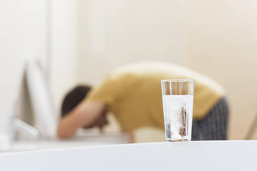 西方人,一个人,站,横图,室内,白天,侧面,生活用品,卫生间,洗手间,杯子,欧洲,欧洲人,仅一个男性,仅一个人,仅一个中年男性,阴影,服装,裤子,朦胧,模糊,反射,影子,马桶,墙,注视,牛仔裤,休闲装,墙壁,墙面,玻璃制品,衣服,水杯,低头,观察,看,站着,休闲,休闲服,服饰,座便器,观看,察看,关注,卫浴,子孙桶,呕吐,男人,男性,中年男性,白种人,厕所,玻璃杯,站立,半身,彩图