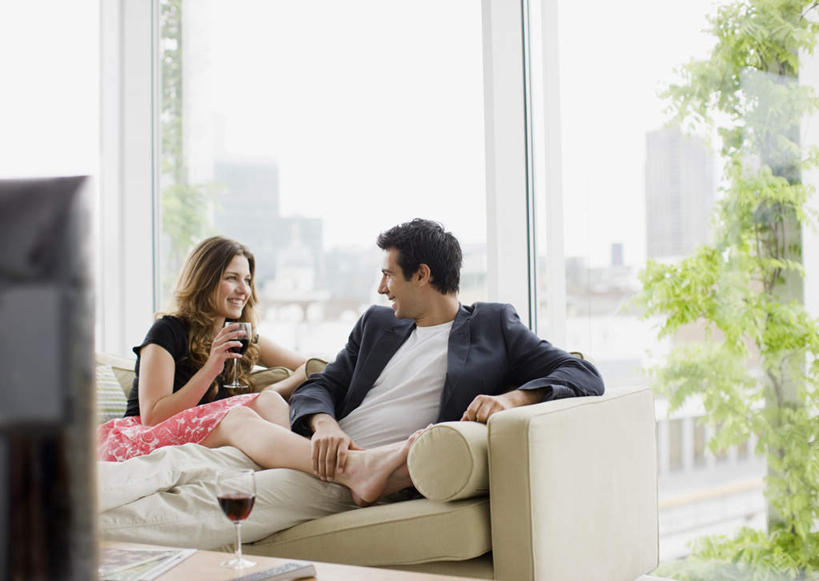 红酒,葡萄酒,西方人,两个人,家庭,夫妻,客厅,高楼大厦,坐,笑,微笑,露齿笑,横图,室内,白天,正面,爱情,办公楼,窗户,落地窗,沙发,桌子,大厦,建筑,摩天大楼,写字楼,杯子,电视,欧洲,欧洲人,握,服装,环保,朦胧,模糊,木制,高脚杯,红酒杯,酒类,浪漫,拿,茶几,拿着,注视,休闲装,玻璃窗,玻璃制品,酒,饮料,衣服,绿色,酒杯,木制品,液晶电视,楼宇,观察,看,休闲,温暖,温馨,一家人,休闲服,商务楼,红葡萄酒,恩爱,清晰,握着,恋人,服饰,轻薄,能源,观看,回收,和睦,资源,察看,起居室,葡萄酒杯,关注,彩电,布艺沙发,利用,便携,低碳,循环,彩色电视机,持续,客堂,男人,男性,年轻男性,年轻女性,女人,女性,白种人,年轻人,夫妇,情侣,玻璃杯,电视机,坐着,彩图,全身,大楼,高层建筑,高楼,摩天楼,伴侣,融洽,高清