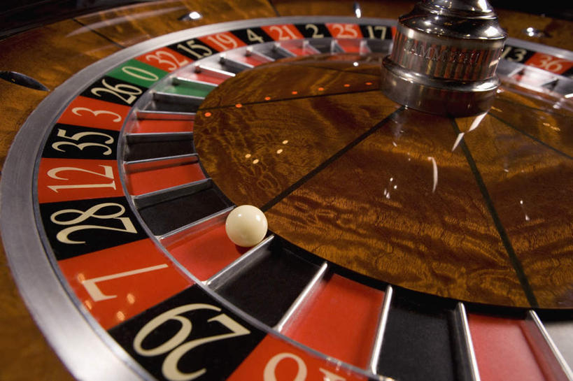 无人,横图,俯视,室内,特写,白天,游戏,赌博,贪欲,竞争,静物,一排,许多,阴影,整齐,反射,标志,数字,文字,影子,字符,玩,娱乐,标识,刺激,排列,休闲,赌场,阿拉伯数字,活动,轮盘,队列,发泄,消遣,智力,赌具,博彩,投机,侥幸,欲望,宣泄,轮盘赌,玩耍,嬉戏,彩图,高角度拍摄,胜负,输赢,娱乐场