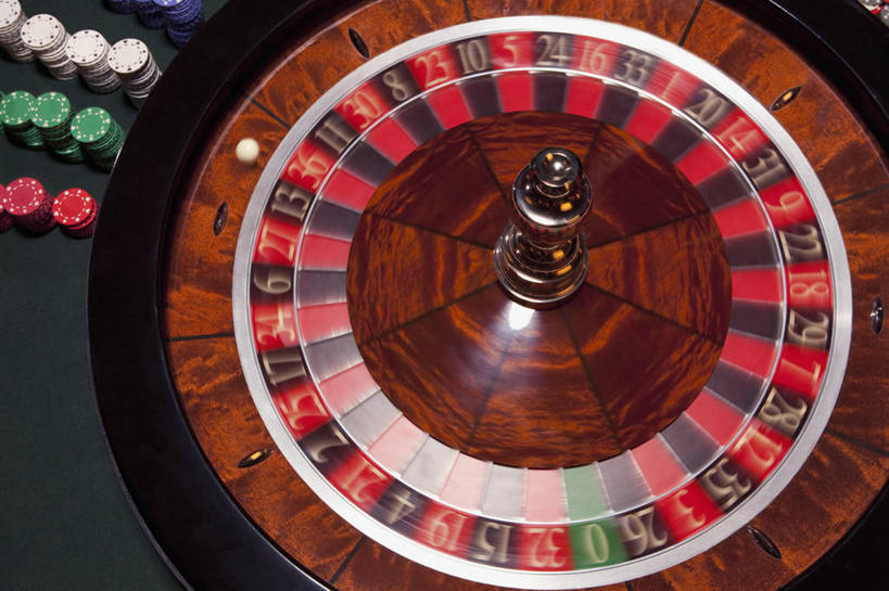 无人,横图,俯视,室内,特写,白天,游戏,赌博,贪欲,竞争,静物,玩具,一堆,许多,阴影,堆叠,堆积,反射,标志,数字,文字,影子,字符,玩,娱乐,标识,刺激,球,休闲,筹码,赌场,阿拉伯数字,活动,堆,轮盘,计数,发泄,消遣,智力,赌具,博彩,积累,累积,投机,侥幸,欲望,宣泄,筹马,轮盘赌,记数,玩耍,嬉戏,彩图,高角度拍摄,胜负,输赢,娱乐场