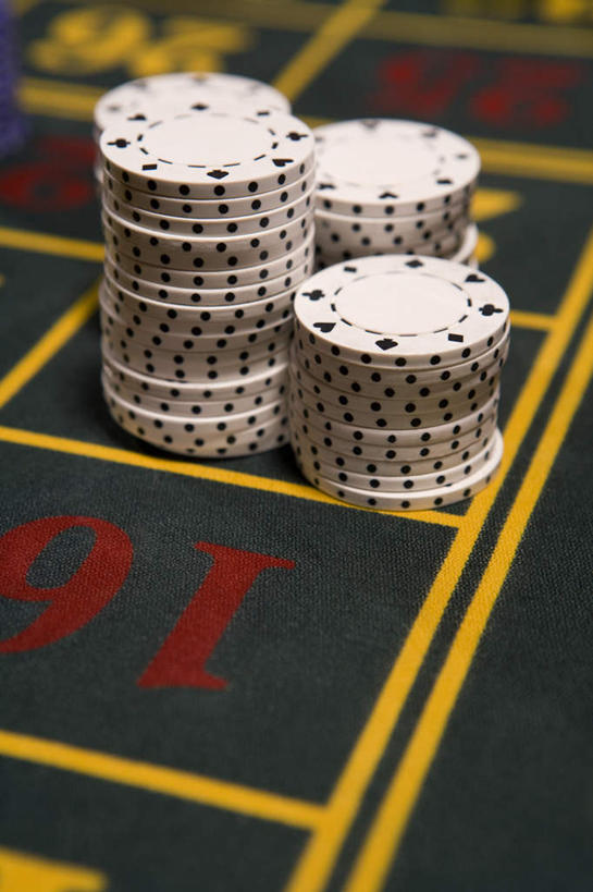 无人,竖图,俯视,室内,特写,白天,游戏,赌博,贪欲,竞争,桌子,静物,玩具,一堆,许多,阴影,堆叠,堆积,朦胧,模糊,反射,影子,玩,娱乐,刺激,白色,休闲,筹码,活动,堆,计数,发泄,消遣,智力,赌具,积累,累积,投机,侥幸,欲望,宣泄,筹马,记数,玩耍,嬉戏,彩图,高角度拍摄,胜负,输赢