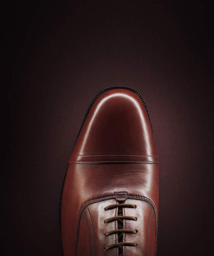 无人,竖图,俯视,室内,特写,白天,鞋,静物,鞋子,阴影,红色背景,反射,影子,皮革,一只,红色,摄影,影棚,华丽,富丽,华美,彩图,高角度拍摄,影棚拍摄,皮鞋,拍摄