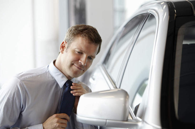 西方人,一个人,店员,站,笑,微笑,横图,室内,白天,正面,衬衫,西装,安全,窗户,镜子,汽车,欧洲,欧洲人,仅一个男性,仅一个人,仅一个中年男性,握,套装,正装,反射,领带,拿,拿着,注视,职业装,玻璃窗,车,车窗,交通工具,轿车,观察,看,站着,营业员,握着,后视镜,观看,镜像,察看,生命,镜面,关注,载具,光学,侧视镜,销售人员,男人,男性,中年男性,白种人,售货员,站立,半身,彩图,衬衣