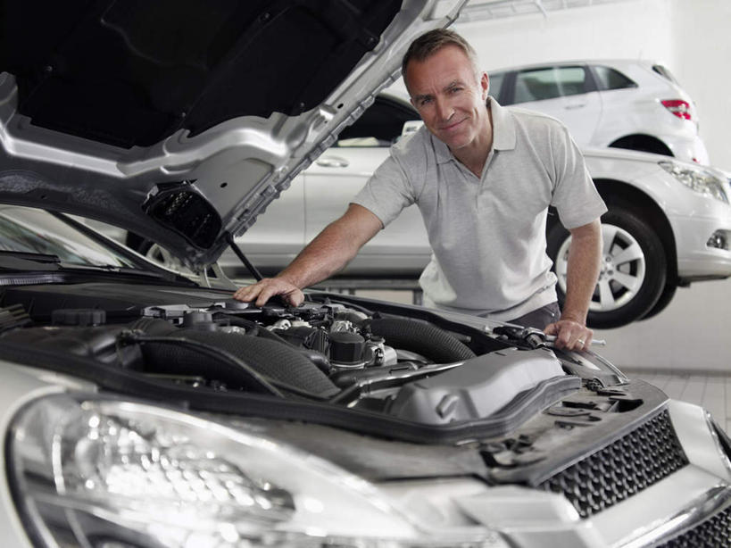 西方人,一个人,机修工,站,笑,微笑,横图,室内,白天,正面,汽车,欧洲,欧洲人,仅一个男性,仅一个人,仅一个中年男性,握,服装,拿,拿着,注视,车,工人,衣服,交通工具,轿车,观察,看,站着,握着,服饰,观看,修理,察看,衣着,穿着,关注,载具,衣饰,补缀,修缮,男人,男性,中年男性,白种人,机械师,机修工人,站立,半身,彩图