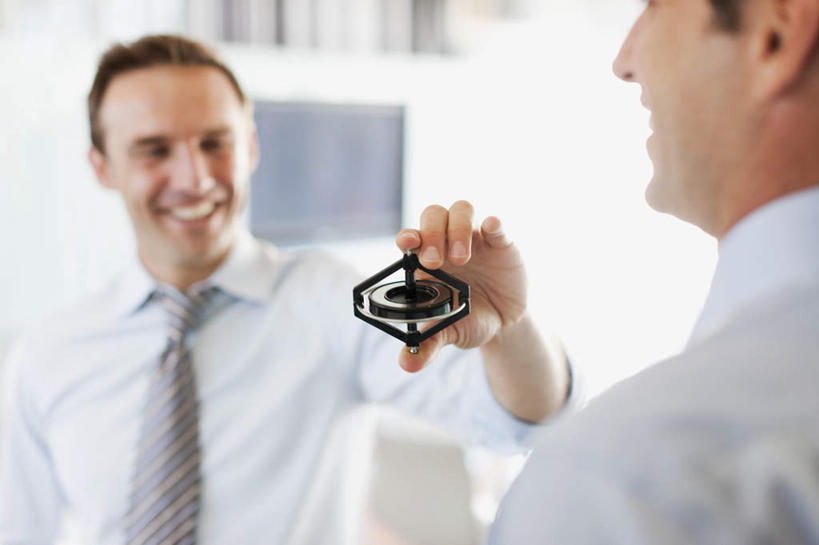 西方人,背部,两个人,同事,商务人士,商务男性,站,笑,微笑,露齿笑,横图,室内,白天,正面,衬衫,成功,合作,团队,集体,信心,欧洲,欧洲人,握,套装,朦胧,模糊,领带,拿,拿着,注视,队伍,相视,陀螺,观察,看,站着,面对面,握着,观看,对视,察看,领导,互视,象征,庄重,成就,关注,相对,商务装,身份,合伙,领袖,工薪阶层,相看,陀螺仪,回转仪,正式,地位,回转,回转效应,男人,男性,中年男性,白种人,白领,上班族,站立,半身,彩图,衬衣