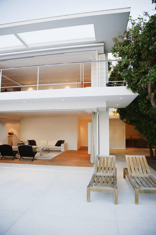 无人,家,栏杆,露台,竖图,室外,白天,正面,植物,别墅,地板,天花板,阳台,椅子,阴影,反射,盆栽,影子,房屋,躺椅,庭院,屋子,公寓,围栏,盆景,地面,洋房,护栏,楼房,木地板,住宅,绿色,自然,生长,成长,沙滩椅,天井,彩图,房子,露天阳台