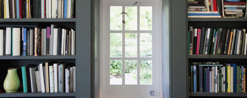 无人,横图,室内,白天,正面,树林,植物,门,花瓶,书籍,一排,许多,整齐,陶瓷,陶瓷制品,树,树木,排列,一个,绿色,自然,把手,门把手,瓶子,门框,生长,单个,成长,门把,队列,挡书板,书挡,书夹,书立,书,图书,拉手,彩图