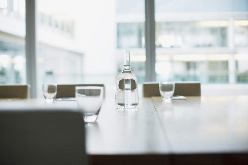 无人,办公室,高楼大厦,横图,室内,特写,白天,正面,办公楼,水,窗户,家具,落地窗,桌子,大厦,建筑,摩天大楼,写字楼,杯子,朦胧,模糊,液体,办公桌,饮用水,玻璃窗,玻璃制品,水杯,楼宇,矿泉水,四个,商务楼,蒸馏水,办公家具,玻璃杯,彩图,大楼,高层建筑,高楼,摩天楼