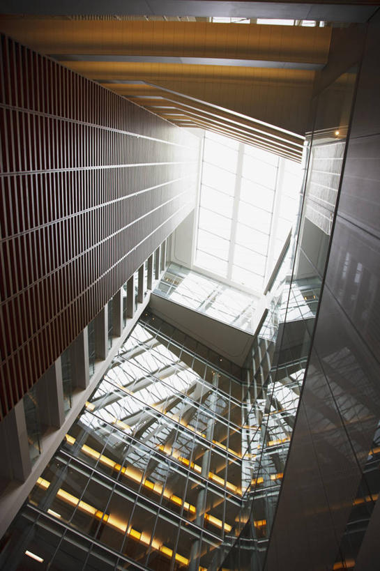 无人,高楼大厦,栏杆,竖图,室内,白天,仰视,办公楼,窗户,落地窗,大厦,建筑,摩天大楼,写字楼,阴影,反射,影子,围栏,护栏,玻璃窗,楼宇,商务楼,彩图,低角度拍摄,大楼,高层建筑,高楼,摩天楼