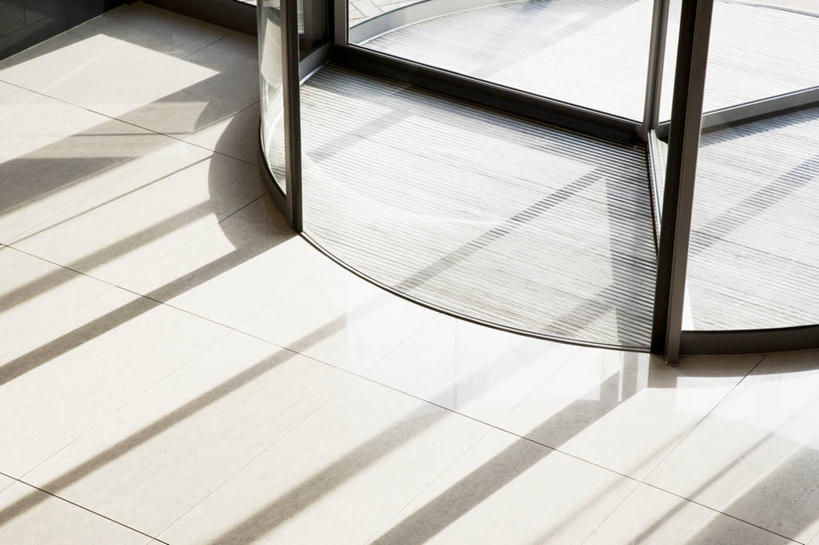 无人,高楼大厦,横图,俯视,室内,白天,办公楼,门,大厦,建筑,摩天大楼,写字楼,阴影,光线,瓷砖,地砖,影子,地面,阳光,门框,楼宇,商务楼,旋转门,彩图,高角度拍摄,大楼,高层建筑,高楼,摩天楼