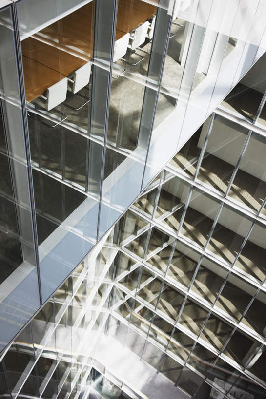 无人,高楼大厦,竖图,俯视,室内,白天,办公楼,窗户,落地窗,大厦,建筑,摩天大楼,写字楼,阴影,光线,影子,玻璃窗,楼宇,商务楼,彩图,高角度拍摄,大楼,高层建筑,高楼,摩天楼