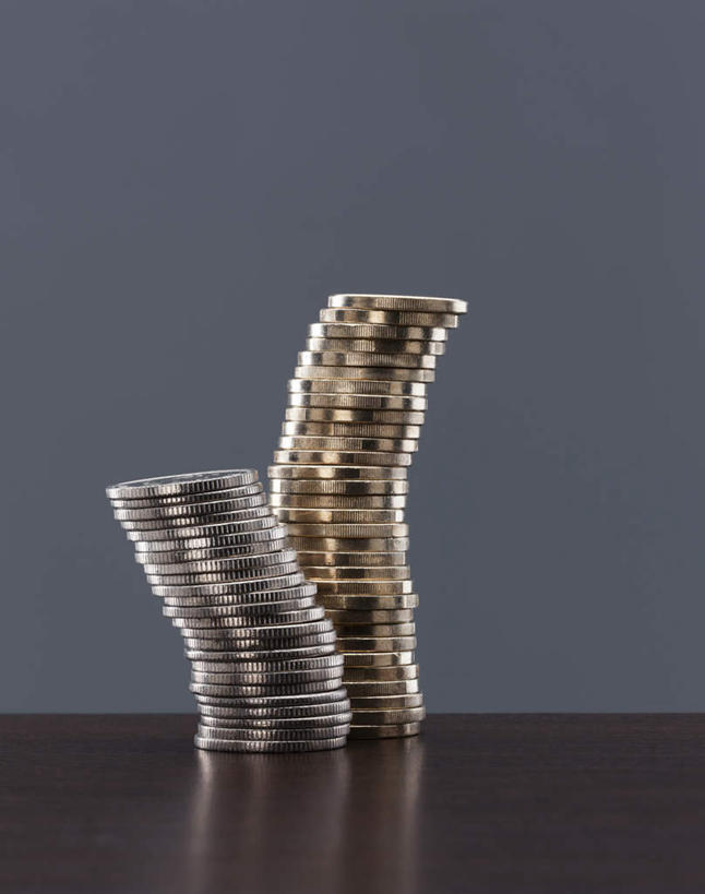 无人,竖图,室内,特写,白天,正面,钱,桌面,桌子,静物,一排,许多,阴影,灰色背景,整齐,反射,木制,钱币,影子,倾斜,排列,木制品,金融,摄影,影棚,经济,堆,队列,歪斜,流通,贸易,货币,现金,硬币,彩图,影棚拍摄,拍摄