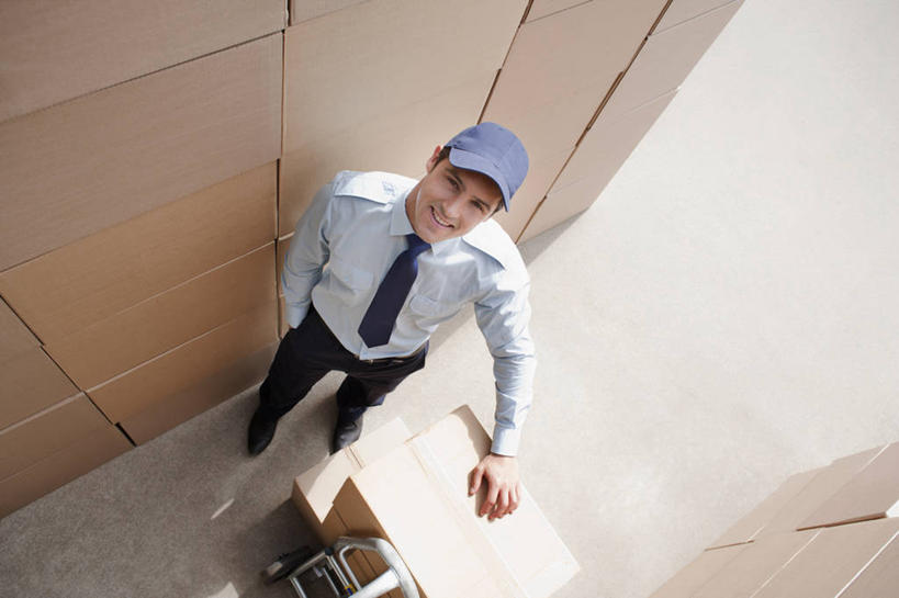 西方人,一个人,站,笑,微笑,露齿笑,横图,俯视,室外,白天,衬衫,西装,帽子,欧洲,欧洲人,仅一个男性,仅一个人,仅一个中年男性,一堆,许多,阴影,堆叠,堆积,套装,裤子,正装,光线,包装,影子,纸箱,领带,注视,职业装,运动帽,车,阳光,容器,手推车,箱子,交通工具,观察,看,站着,鸭舌帽,观看,堆,西裤,察看,关注,载具,纸板箱,包装箱,一顶,男人,男性,中年男性,白种人,抬头,仰头,站立,彩图,高角度拍摄,全身,衬衣