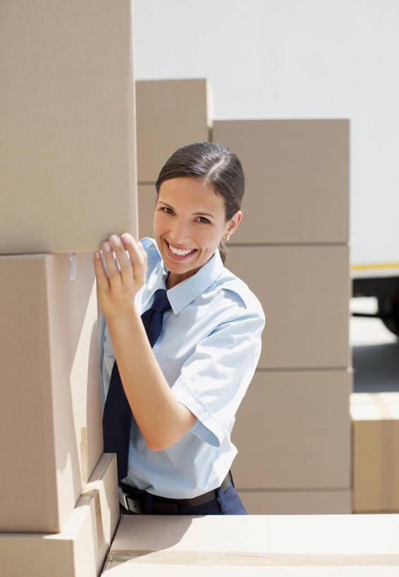 西方人,一个人,邮递员,工厂,站,笑,微笑,露齿笑,竖图,室外,白天,正面,工作服,制服,欧洲,欧洲人,仅一个年轻女性,仅一个女性,仅一个人,握,包装,纸箱,领带,仓库,注视,容器,箱子,观察,看,站着,握着,观看,察看,象征,庄重,关注,纸板箱,身份,包装箱,正式,地位,工作制服,年轻女性,女人,女性,白种人,邮差,邮局工作人员,邮局职工,邮务员,邮政人员,邮政事务员,站立,半身,彩图,工作套服,工地,制造厂