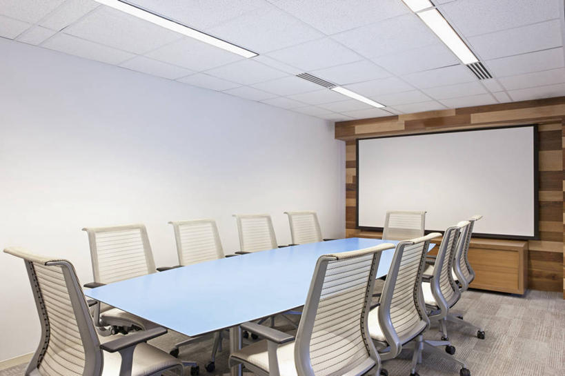 无人,办公室,横图,室内,白天,正面,仪器,家具,桌子,椅子,照明,一排,整齐,并列,并排,办公桌,木椅,投影仪,灯光,设备,顶灯,灯,排列,灯具,照亮,照明设备,队列,平行,投影机,办公家具,彩图