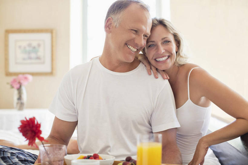 果汁,西方人,两个人,家庭,夫妻,坐,笑,微笑,露齿笑,横图,室内,白天,正面,爱情,绘画,窗户,落地窗,桌面,桌子,杯子,花瓶,水果,欧洲,欧洲人,服装,新鲜,艺术,装饰,盛开,木制,陶瓷,墙,生食,沙拉,橙汁,食品,果实,陶瓷制品,饮品,浪漫,花蕾,扭头,依偎,注视,休闲装,文化,色拉,手叉腰,沙律,水果沙拉,玻璃窗,壁画,墙壁,墙面,玻璃制品,花,花瓣,花朵,鲜花,食物,饮料,衣服,玻璃瓶,木制品,瓶子,容器,水杯,碗,花苞,花蕊,叉腰,观察,看,靠,靠着,倚靠,转头,休闲,温暖,温馨,一家人,休闲服,恩爱,恋人,服饰,有机食品,绿色食品,观看,色拉酱,储藏,华丽,修饰,点缀,和睦,察看,倚着,甜橙,储存,关注,可口,千岛酱,依附,依赖,投靠,衬托,美观,雅致,雅观,适口,单手叉腰,男人,男性,女人,女性,中年男性,中年女性,白种人,夫妇,情侣,茶杯,橙子,橙,画画,坐着,半身,彩图,鹄壳,黄橙,黄果,金橙,金环,金球,糖橙,伴侣,融洽,贮存