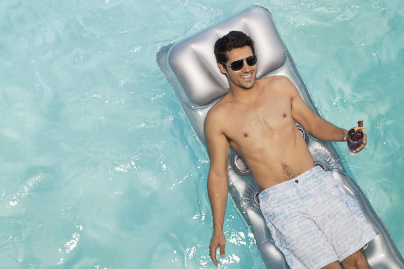 西方人,一个人,体育馆,游泳池,躺,笑,微笑,露齿笑,横图,俯视,室外,白天,水,床,杯子,欧洲,欧洲人,仅一个男性,仅一个人,仅一个中年男性,握,阴影,短裤,光线,墨镜,眼镜,影子,塑料,水池,水面,饮品,拿,拿着,注视,泳池,玻璃制品,饮料,阳光,水杯,塑料制品,太阳镜,太阳眼镜,观察,看,遮阳镜,气垫床,握着,充气,观看,波光粼粼,察看,游泳馆,关注,可口,适口,卧着,男人,男性,中年男性,白种人,玻璃杯,躺着,卧,半身,彩图,高角度拍摄,能量饮料