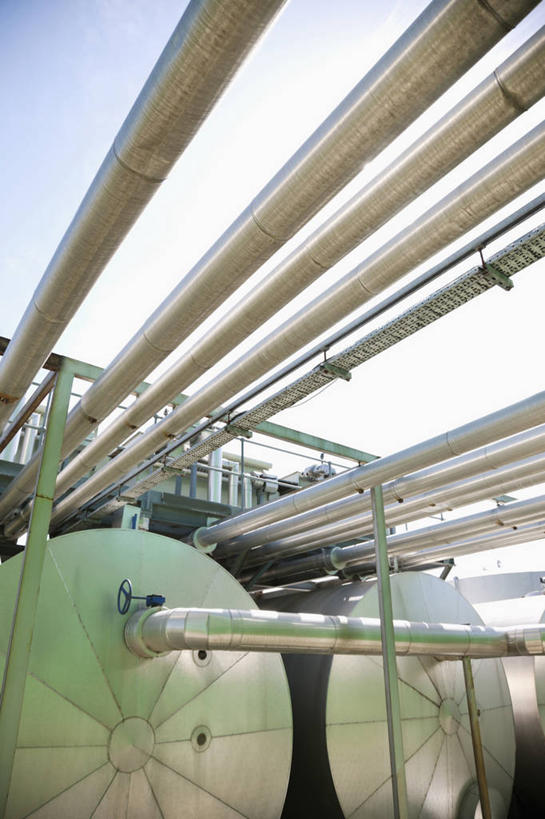 无人,工厂,竖图,室外,特写,白天,仰视,金属制品,阴影,光线,金属,管子,影子,云,云朵,云彩,管道,蓝色,白云,蓝天,天空,阳光,容器,天,油罐,储油罐,晴朗,储藏,储存,存油罐,贮油罐,晴空,彩图,低角度拍摄,工地,制造厂,贮存