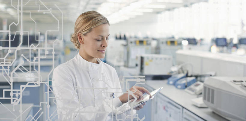 西方人,一个人,科学家,站,横图,室内,白天,正面,显示器,欧洲,欧洲人,仅一个年轻女性,仅一个女性,仅一个人,握,服装,朦胧,模糊,屏幕,图表,实验室,研究室,触摸屏,拿,拿着,扭头,注视,设备,输入设备,显示屏,衣服,白色,低头,观察,看,站着,转头,握着,服饰,观看,察看,衣着,科研人员,白大褂,穿着,关注,研究者,液晶显示器,记录板,装备,输出设备,试验室,记事板,实验服,科学研究者,衣饰,年轻女性,女人,女性,白种人,科学工作者,站立,半身,彩图,实验衣,触控面板,触控屏,交互设备