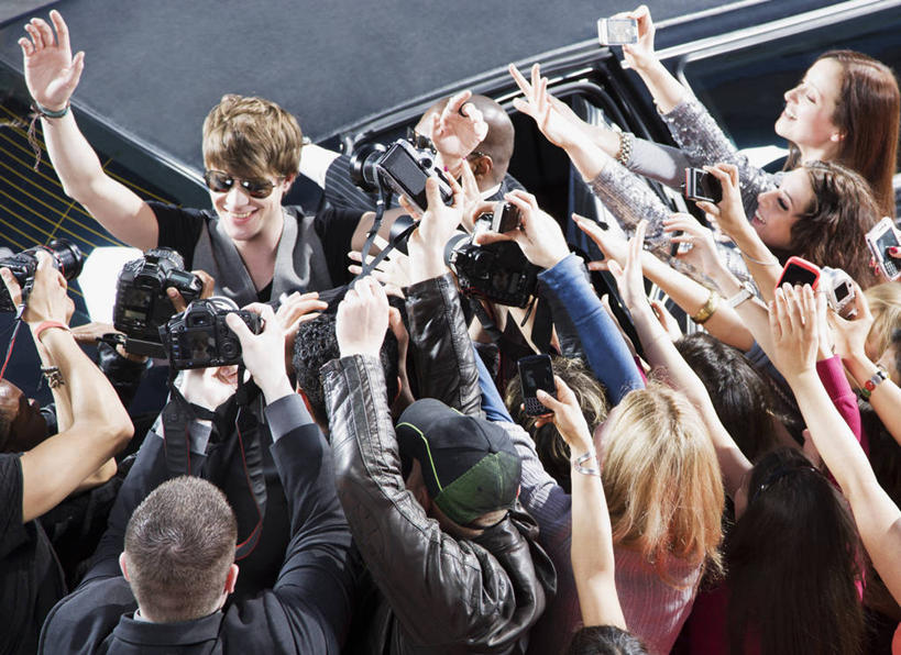 西方人,记者,演员,电影明星,站,举,笑,微笑,露齿笑,横图,俯视,室外,白天,汽车,相机,欧洲,欧洲人,握,服装,墨镜,眼镜,许多人,拥堵,拥挤,拿,挥手,拿着,扭头,休闲装,车,拍照,衣服,数码相机,太阳镜,太阳眼镜,交通工具,轿车,手势,托,站着,招手,转头,一群人,休闲,休闲服,遮阳镜,单反,握着,摄影,服饰,单反相机,挥动,挥舞,载具,摆荡,男人,男性,年轻男性,年轻女性,女人,女性,中年男性,中年女性,白种人,照相机,影视明星,举起,举手,举着,向上举,向上伸,向上托,站立,半身,彩图,高角度拍摄,照相,狗仔