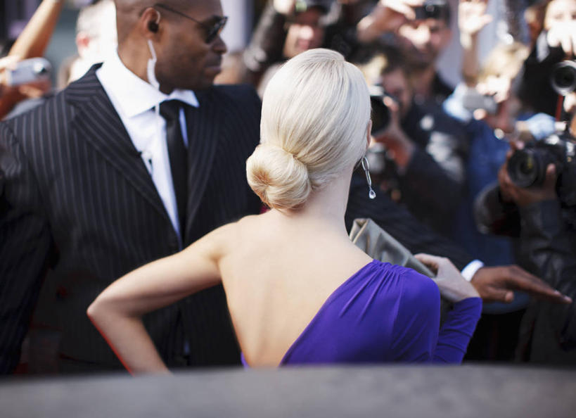 西方人,背部,记者,警卫,演员,电影明星,站,横图,室外,白天,正面,衬衫,晚礼服,西装,窗户,汽车,欧洲,非洲,黑人,欧洲人,握,套装,正装,朦胧,模糊,领带,许多人,拿,拿着,注视,职业装,手叉腰,玻璃窗,车,车窗,交通工具,轿车,叉腰,观察,看,站着,一群人,握着,观看,察看,象征,庄重,关注,载具,身份,保镖,正式,地位,歌迷,保镳,单手叉腰,男人,男性,年轻男性,年轻女性,女人,女性,中年男性,中年女性,白种人,非洲人,影视明星,站立,半身,彩图,衬衣,晚宴服,舞会服,洋服,洋装,夜礼服,狗仔