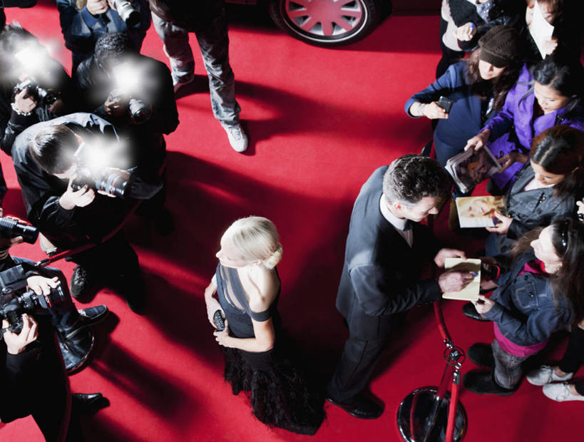 东方人,西方人,记者,演员,电影明星,栏杆,站,横图,俯视,室外,白天,衬衫,晚礼服,西装,地毯,书籍,相机,照明,欧洲,非洲,黑人,欧洲人,亚洲,握,阴影,套装,正装,装饰,编织,光线,笔,影子,手工艺品,围栏,灯光,办公用品,领带,织物,许多人,拿,拿着,注视,职业装,黄种人,护栏,水笔,灯,文具,拍照,红色,数码相机,学习用品,工艺品,灯具,观察,看,站着,一群人,单反,握着,摄影,观看,单反相机,红地毯,华丽,修饰,文具用品,照亮,点缀,察看,书写,象征,庄重,照明设备,关注,身份,红毯,闪光灯,衬托,美观,雅致,雅观,正式,地位,歌迷,男人,男性,年轻男性,年轻女性,女人,女性,中年男性,中年女性,白种人,非洲人,亚洲人,书,图书,照相机,影视明星,站立,半身,彩图,高角度拍摄,衬衣,晚宴服,舞会服,洋服,洋装,夜礼服,照相,挂绳礼宾杆,栏杆柱,礼宾带,礼宾杆,礼宾杆围栏,礼宾栏,礼宾绳,礼宾柱,狗仔