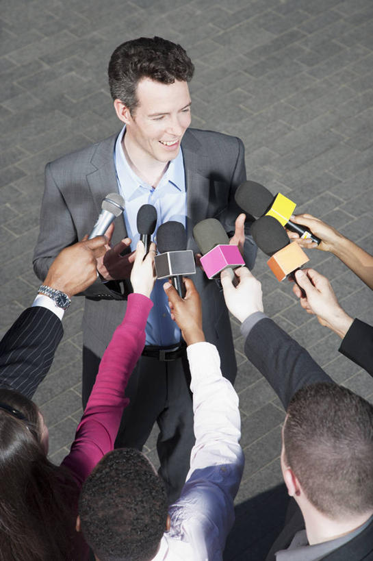 西方人,记者,演员,电影明星,站,说,竖图,俯视,室外,白天,衬衫,西装,讨论,欧洲,非洲,黑人,欧洲人,握,阴影,套装,正装,光线,影子,领带,许多人,拿,拿着,注视,职业装,阳光,话筒,观察,看,站着,一群人,握着,观看,察看,麦克风,象征,庄重,关注,扩音器,身份,传声器,正式,地位,微音器,交流,男人,男性,女人,女性,中年男性,中年女性,白种人,非洲人,影视明星,沟通,讲话,交谈,商讨,说话,谈话,站立,半身,彩图,高角度拍摄,衬衣,狗仔