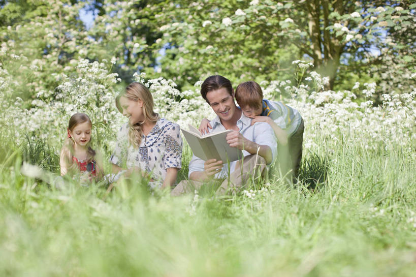 西方人,儿童,中年人,四个人,家庭,夫妻,母亲,父亲,女儿,儿子,站,坐,笑,盘腿,微笑,露齿笑,横图,室外,白天,正面,爱情,纯洁,草地,草坪,花海,花圃,美景,植物,书籍,叶子,欧洲,欧洲人,弯腰,握,阴影,服装,朦胧,模糊,盛开,光线,影子,景观,浪漫,拿,花蕾,拿着,注视,休闲装,草,花,花瓣,花朵,花卉,鲜花,树,树木,小孩,衣服,蓝色,绿色,蓝天,天空,阳光,自然,花丛,花束,花田,天,花苞,花蕊,观察,看,站着,休闲,温暖,温馨,父女,父子,母女,母子,一家人,休闲服,景色,恩爱,父爱,可爱,母爱,童年,童趣,握着,恋人,服饰,生长,晴朗,成长,观看,和睦,察看,关注,自然风光,卫衣,童真,烂漫,无邪,万里无云,弯身,天真,男孩,男人,男性,女孩,女人,女性,中年男性,中年女性,白种人,孩子,夫妇,情侣,书,图书,晴空,晴空万里,盘腿而坐,盘膝,盘着腿的,盘着腿坐,双腿交叉,站立,坐着,彩图,全身,伴侣,融洽,男生,女生