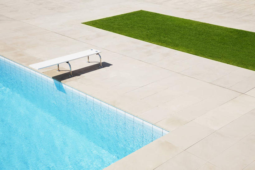 无人,体育馆,游泳池,横图,俯视,室外,白天,草地,草坪,水,植物,西班牙,欧洲,阴影,光线,影子,水池,水面,运动器械,泳池,草,绿色,阳光,健身器械,游泳馆,南欧,跳板,健身器材,马略卡岛,西班牙王国,巴利阿里群岛,马略卡,巴利阿里,彩图,高角度拍摄,马洛卡岛,助跳板,运动器材