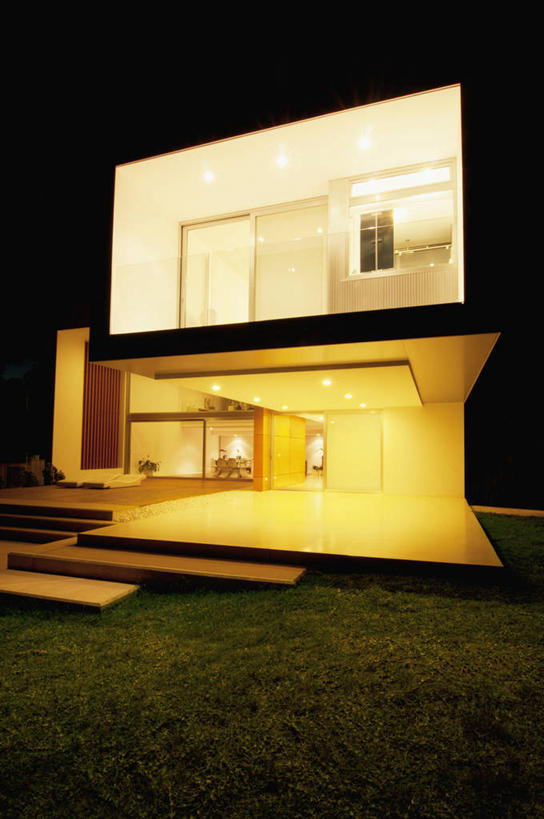 无人,家,竖图,室外,夜晚,正面,草地,草坪,植物,别墅,窗户,落地窗,西班牙,欧洲,阴影,光线,影子,房屋,屋子,公寓,灯光,洋房,楼房,玻璃窗,住宅,草,绿色,南欧,马略卡岛,西班牙王国,巴利阿里群岛,马略卡,巴利阿里,彩图,房子,马洛卡岛