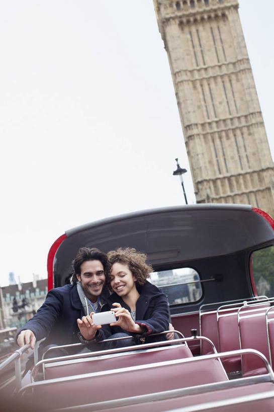 西方人,两个人,家庭,夫妻,坐,笑,打电话,微笑,露齿笑,竖图,室外,白天,正面,爱情,公共汽车,电话,手机,欧洲,欧洲人,握,服装,巴士,公交车,浪漫,拿,拿着,注视,休闲装,通讯设备,双层巴士,车,衣服,天空,交通工具,天,观察,看,休闲,温暖,温馨,一家人,休闲服,恩爱,握着,恋人,服饰,观看,和睦,察看,关注,载具,一部,双层公共汽车,观光巴士,交流,男人,男性,年轻女性,女人,女性,中年男性,白种人,年轻人,夫妇,情侣,沟通,通话,坐着,半身,彩图,伴侣,融洽